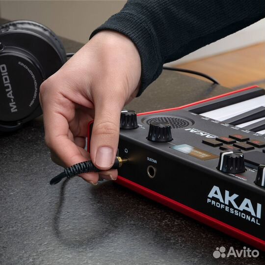 Akai MPK Mini Play (новая клавиатура с динамиком)