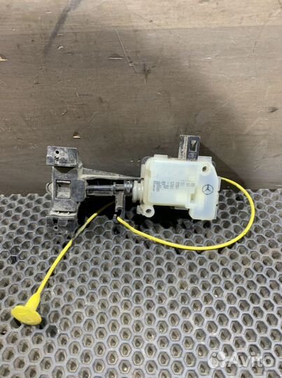 Замок лючка бензобака ML 164 GL W164 Mercedes