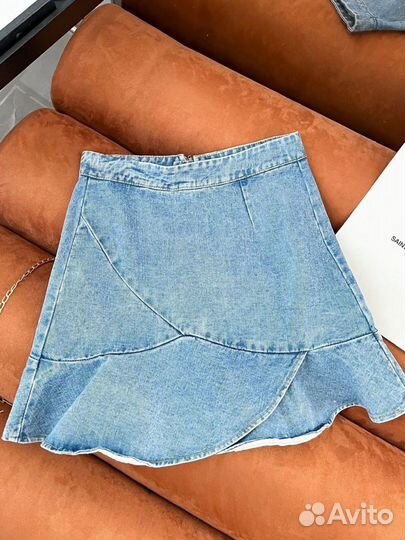 Короткая джинсовая юбка