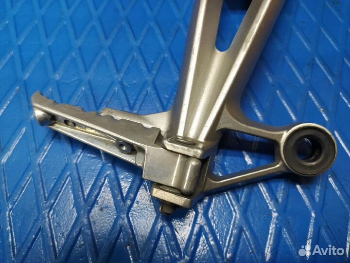 Кронштейн правый подножки пассажира Yamaha FZ1