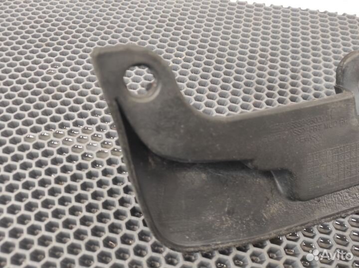 Брызговик перед прав Hyundai Accent 2