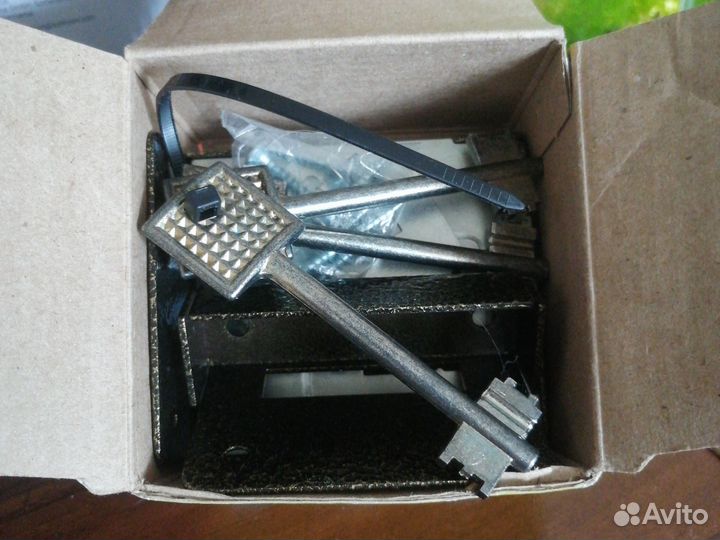 Замок дверной накладной