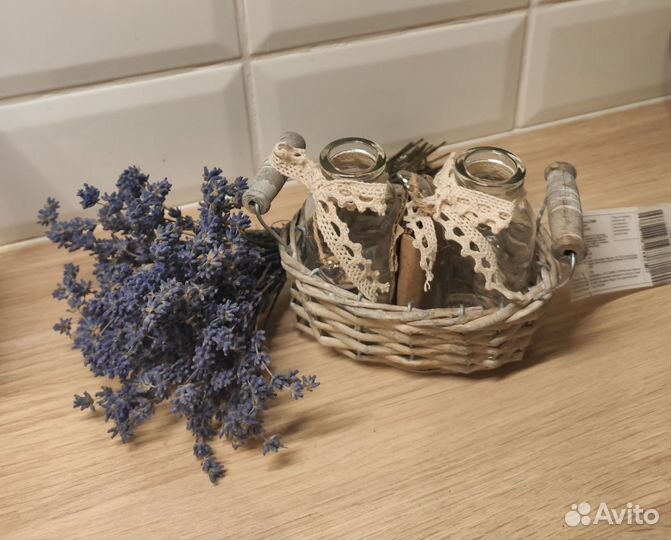 Декоративная ивовая корзина с бутылками