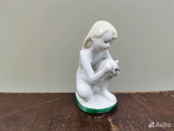 Фигурка фарфор девочка с голубем лфз СССР