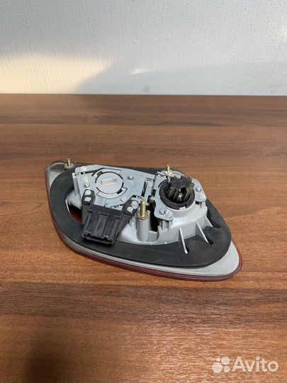 Фонарь задний внутренний Мерседес W210