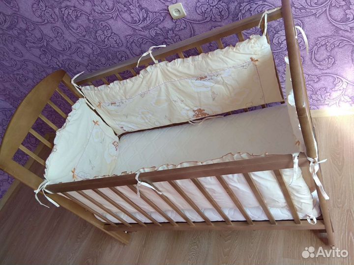 Детская кроватка с маятником