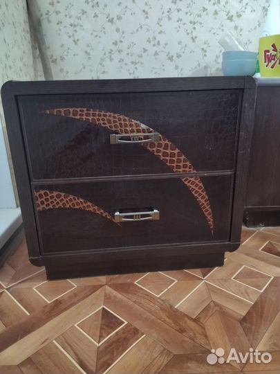Тумбочка прикроватная