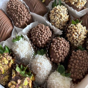 Клубника и бананы в шоколаде с фисташкой