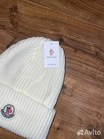 Шапки Moncler белые, синие