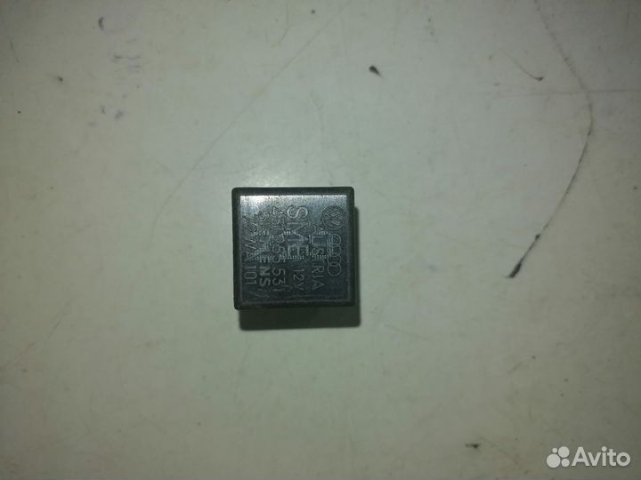 Реле стеклоочистителя Audi A4