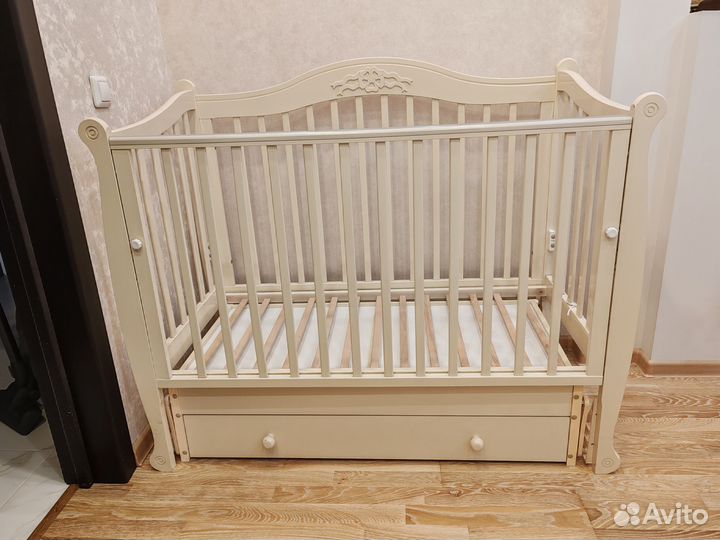 Детская кроватка с универсальным маятником