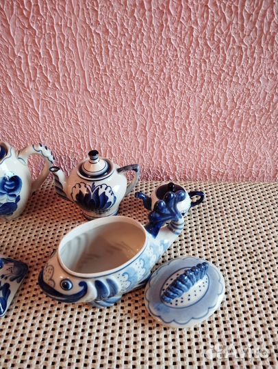 Коллекция чайников Гжель и других предметов