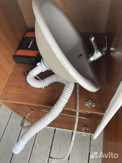 Раковина с краном