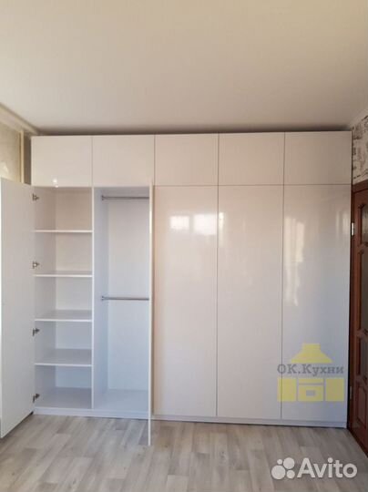 Книжный шкаф