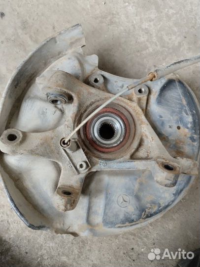 Кулак задний левый Mercedes-Benz W124