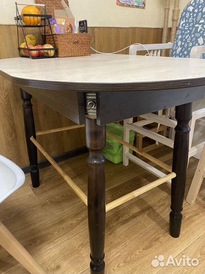 Овальный стол