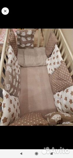 Детская кроватка с маятником