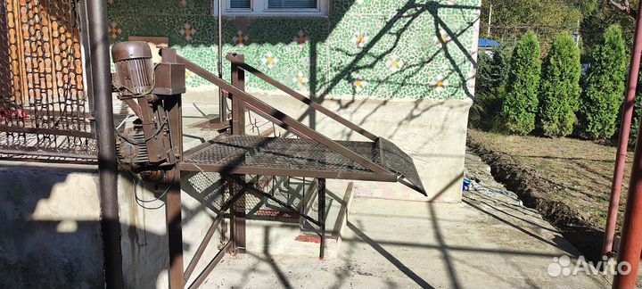 Вертикальный подъемник для инвалидов
