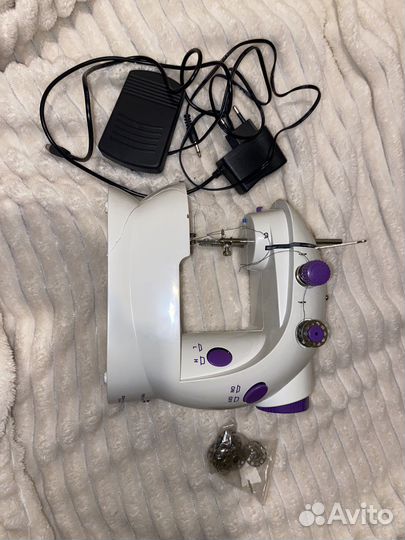 Компактная швейная машинка