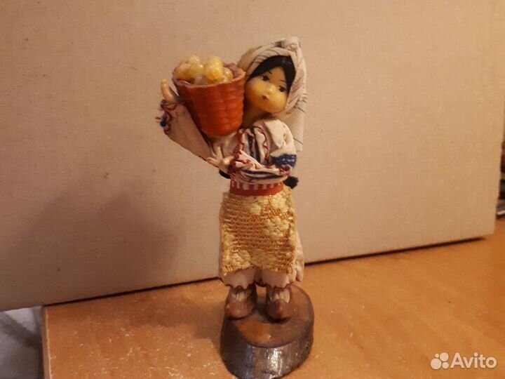Девушка с виноградом на деревянной подставке СССР