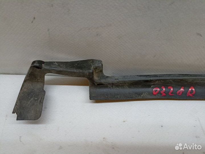 Уплотнитель правый Volkswagen Touareg 7L AXQ 2006