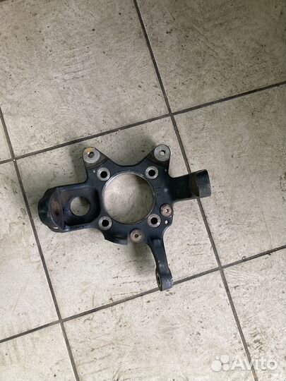 Кулак передний со ступицей Mitsubishi Pajero 4