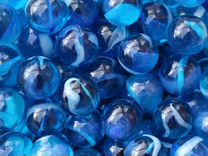 Стеклянная галька шарики голубые