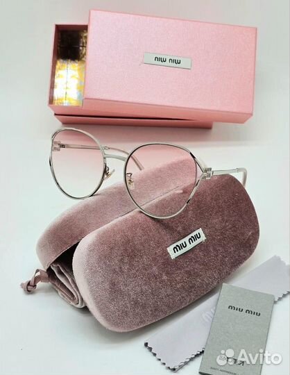 Солнцезащитные очки Miu Miu