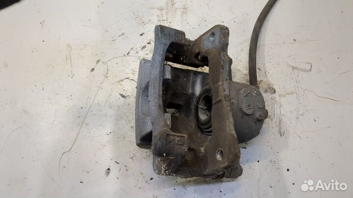 Суппорт левый передний Toyota Prius