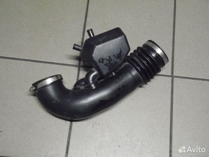 Патрубок воздушный Инфинити QX56