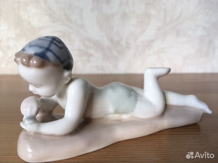 Фарфоровая статуэтка лфз мальчик на пляже