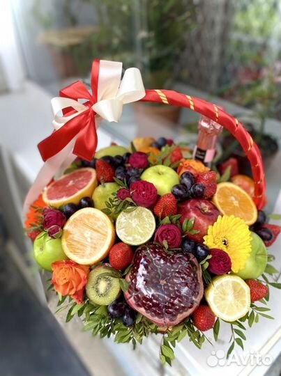Корзина с фруктами и цветами