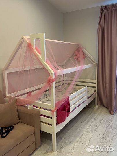 Детская кровать домик из массива бу