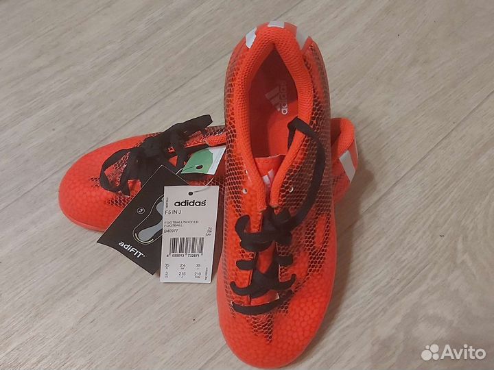 Кроссовки Adidas 35 размер на мальчика футзал