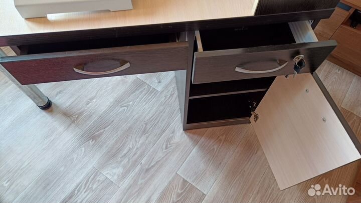 Маникюрный стол/лампа/пылесос