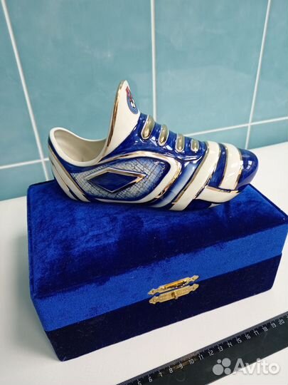 Футбольный бутс