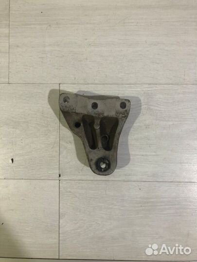 Кронштейн опоры двигателя правый volkswagen polo 5