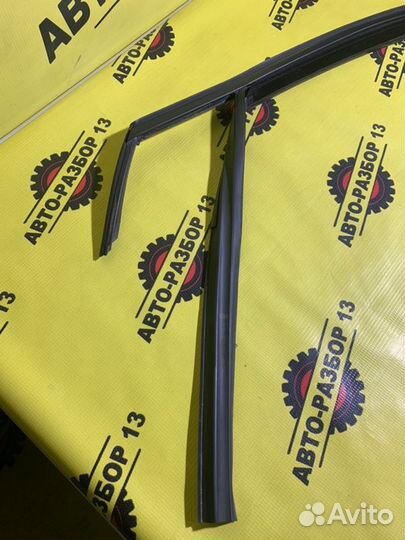 Уплотнитель стекла передний левый Vw Polo 5 1.6