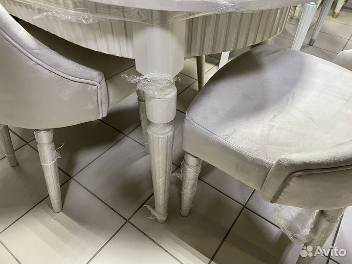 Стол в цвете копучино