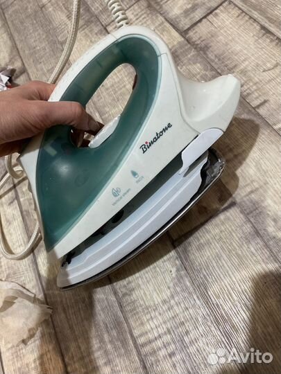 Утюг рабочий но нужно подклеить,дно падает