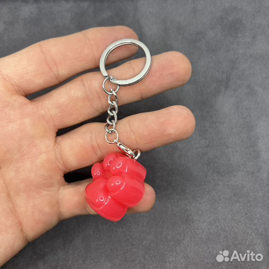 Брелок в виде кошачьей лапки