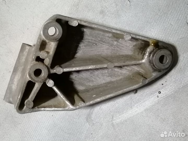 Кронштейн генератора Daewoo Nexia седан F16D3 2011