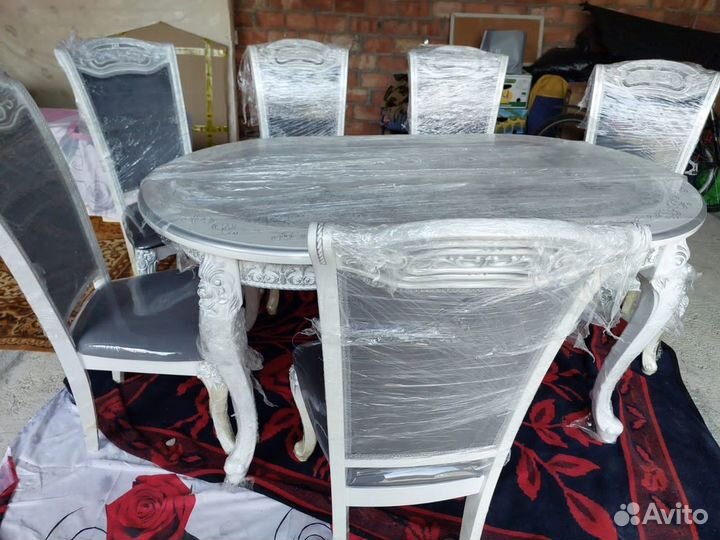 Стол и стулья