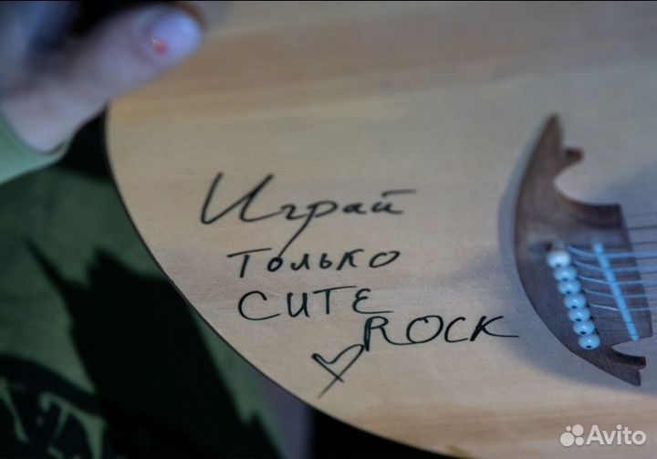 Гитара Doff RG с автографом Доры