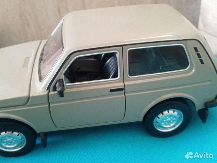 Модель автомобиля 2121 Нива в масштабе 1/18