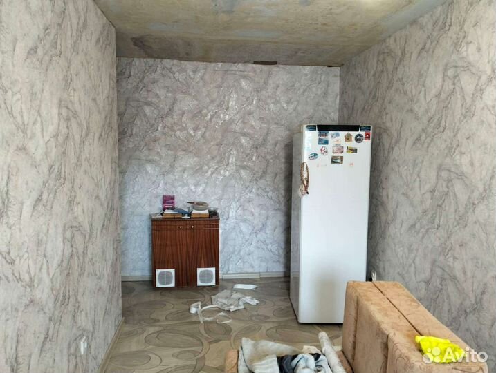 Наклейка обоев