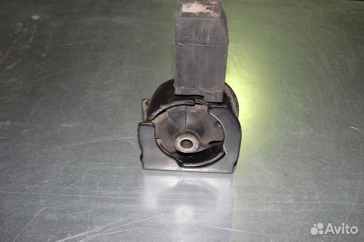 Подушка двигателя передняя Pontiac Vibe 2002-2007