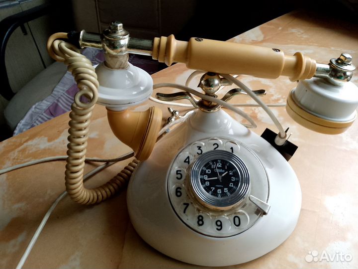 Старинный телефонный аппарат