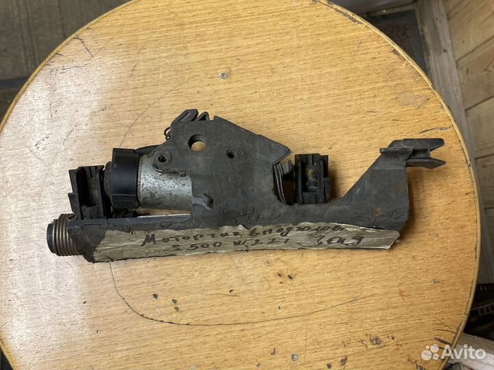 Моторчик в подголовник S500 W221 задний