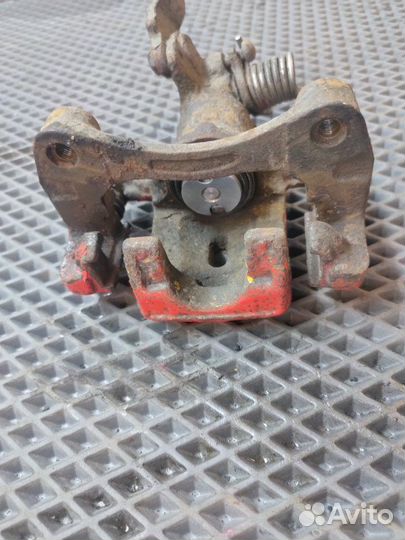 Суппорт тормозной задний правый Nissan Maxima A32